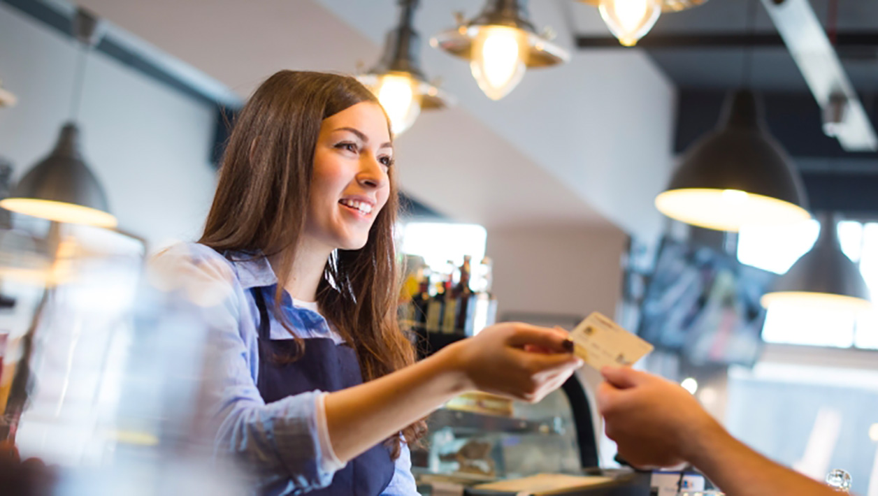 Carta di debito: cos'è e differenze con la carta di credito Quali sono le differenze tra carta di debito, spesso chiamata bancomat, e carta di credito?